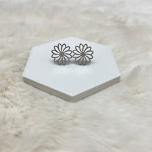 Metal Shape Stud Earring / Flower