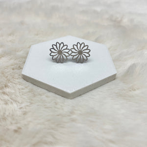 Metal Shape Stud Earring / Flower