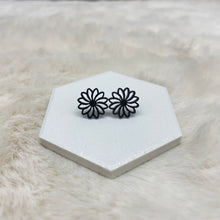 Metal Shape Stud Earring / Flower