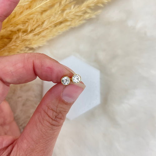 Screw On Back Stud Earrings / Round Diamond