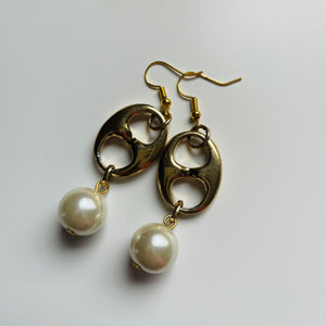 Earring / one of a kind #1 / gold pearls