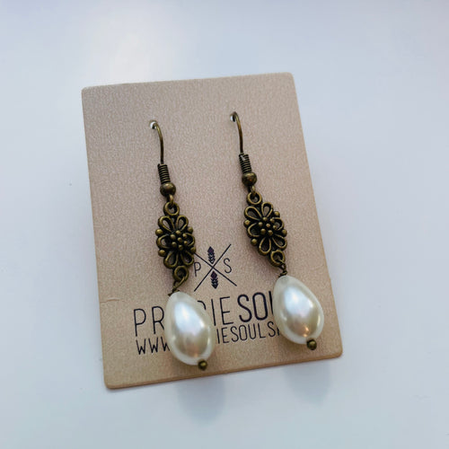 Earring / one of a kind #53 / bronze teardrop Pearl