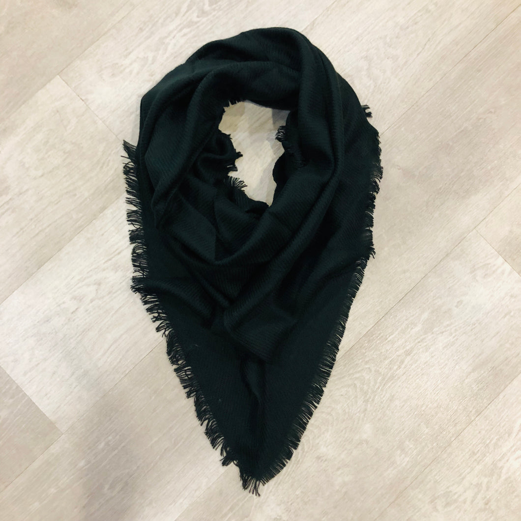 Triangle Blanket Scarf / Black Solid